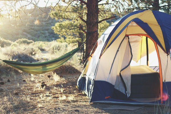 Quels sont les équipements indispensables pour un camping en région de fjords?